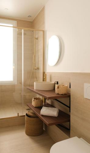 une salle de bain avec un lavabo et une douche dans l'établissement Exceptional facing Palais Cannes1, à Cannes