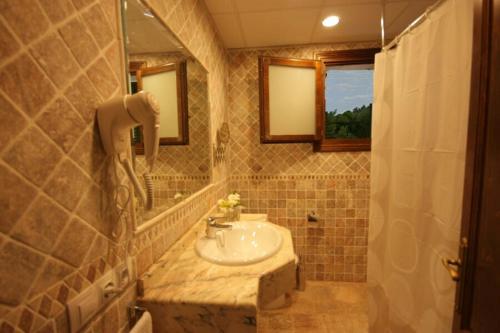 un baño con lavabo y espejo en Ideal Property Mallorca - Sa Sinia Petra, en Petra