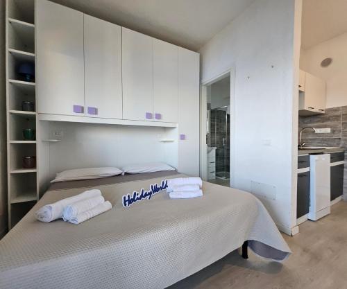 Η κουζίνα ή μικρή κουζίνα στο Villaggio Est by Holiday World