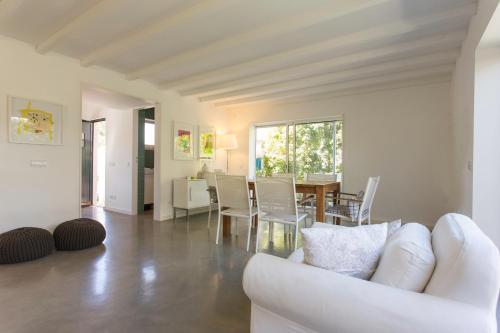 a living room with a white couch and a table at FLH Melides Beach House in Melides