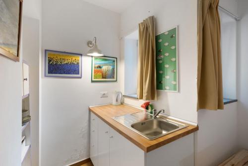 a small kitchen with a sink and a mirror at Agriturismo Barone Antonio Negri in Fisciano