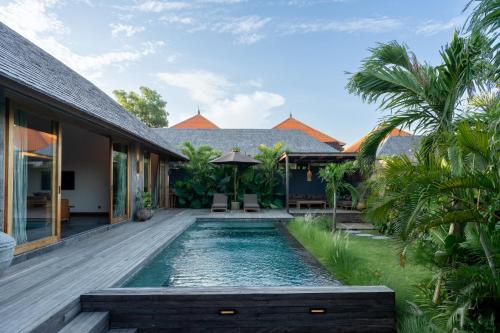 ウルワツにあるMona Boutique Villas & Spaのヴィラの裏庭のプール