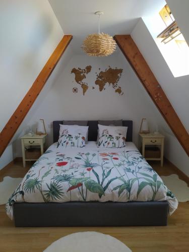 une chambre avec un lit dans un grenier dans l'établissement duplex de charme à Dinan, à Taden