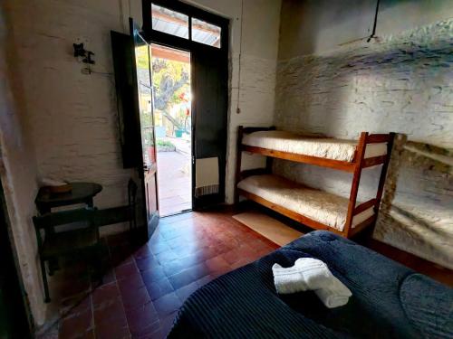 Ένα ή περισσότερα κρεβάτια σε δωμάτιο στο Hostel Colibri Colonia