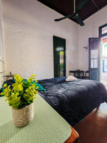 Ένα ή περισσότερα κρεβάτια σε δωμάτιο στο Hostel Colibri Colonia
