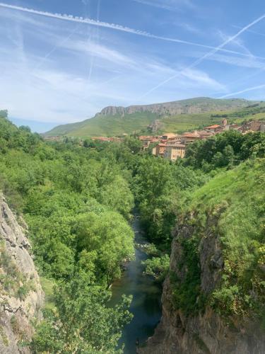 a view of a river with a town in the background at Acogedor apartamento en Anguiano in Anguiano
