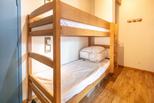 une chambre avec deux lits superposés dans une pièce dans l'établissement Le Robero - proche dune station de ski, à Chamrousse