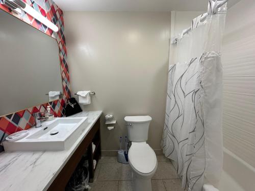 Un baño de Lighthouse Suites