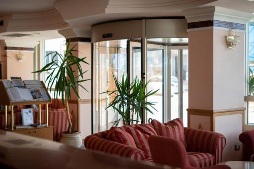 a living room with a couch and some plants at Hotel Mondial in Bellaria-Igea Marina
