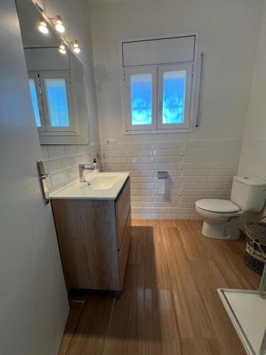 a bathroom with a sink and a toilet at Villa Lon in Montroig