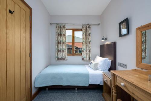 En eller flere senge i et værelse på Walnut Cottage