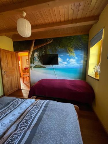 1 dormitorio con un mural en la pared del océano en Ferienwohnung Bernhardsteinblick, en Niederdorla