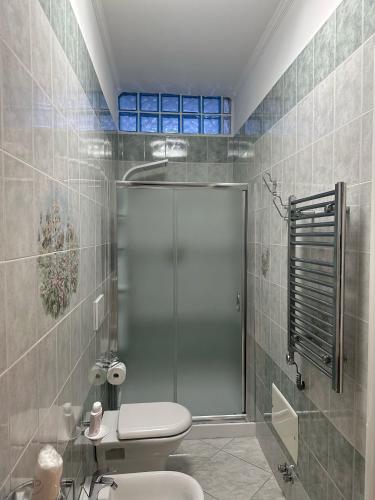 カストロ・ディ・レッチェにあるBelvedereのシャワーとトイレ付きのバスルーム