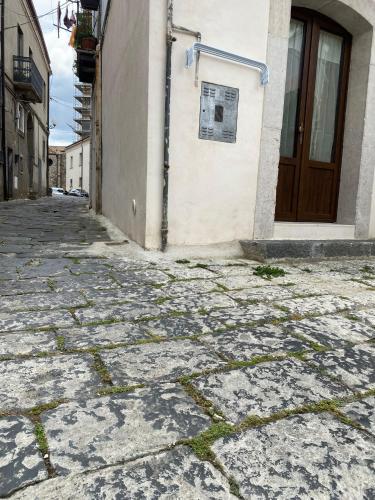 a cobblestone street with a door and a building at B&B vicoli della cattedrale in Melfi