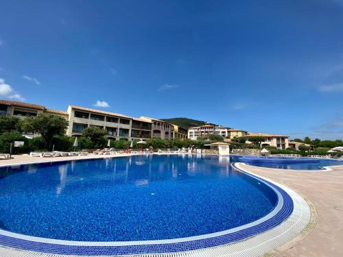 - une grande piscine d'eau bleue dans un complexe dans l'établissement La Madrague, aux Issambres
