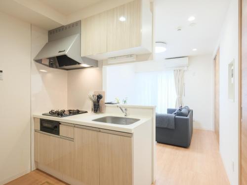 a kitchen with a sink and a counter top at 期間限定セール中 - The River Up Palace -ザリバーアップパレス- 三井ｱｳﾄﾚｯﾄﾊﾟｰｸ木更津徒歩9分 ﾌﾟﾛｼﾞｪｸﾀｰや駐車場付の1LDK in Kisarazu