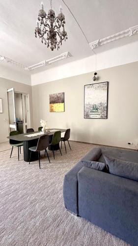 a living room with a couch and a table at Central Chill Ferdinand in Cluj-Napoca