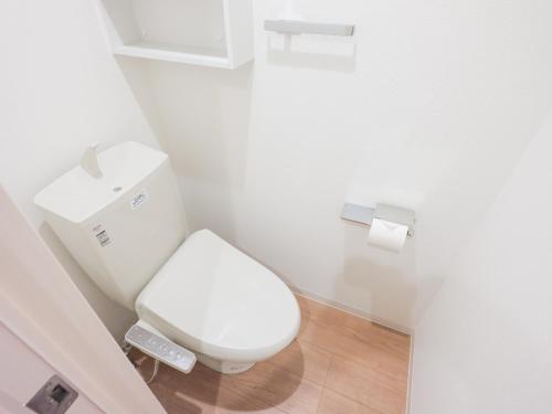 a white bathroom with a toilet and a sink at 期間限定セール中 - The River Up Palace -ザリバーアップパレス- 三井ｱｳﾄﾚｯﾄﾊﾟｰｸ木更津徒歩9分 ﾌﾟﾛｼﾞｪｸﾀｰや駐車場付の1LDK in Kisarazu
