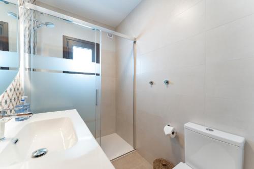 ベナルマデナにあるCasa Felizのシャワー、洗面台、トイレ付きのバスルーム
