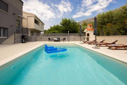 Bazén v ubytování Luxury Apartment Lorena - Private Heated Pool - nebo v jeho okolí