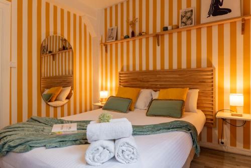 une chambre avec un lit avec des serviettes dessus dans l'établissement Olympe by Kleidos, Appartement 4P, rue calme, Centre Historique, Proche Gare, à Rouen