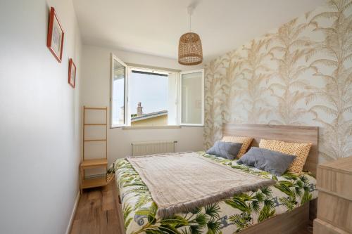 une chambre avec un lit et une fenêtre dans l'établissement Bleu d'Ornano - proche de la plage, à Blonville-sur-Mer