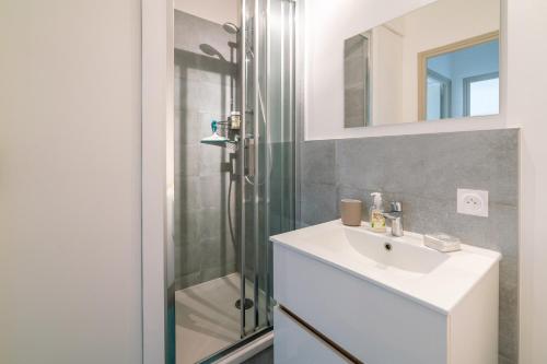 une salle de bain avec un lavabo et une douche dans l'établissement Bleu d'Ornano - proche de la plage, à Blonville-sur-Mer