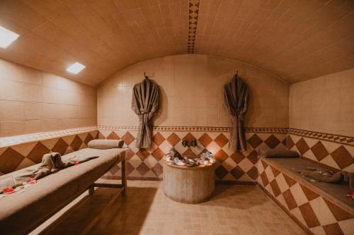 a room with two beds and a tub in it at Amani Hotel Suites & Spa in Marrakech