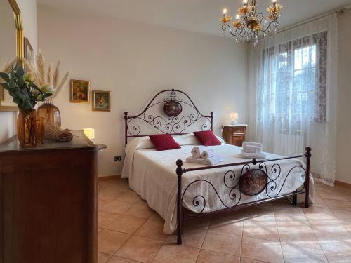 Ένα ή περισσότερα κρεβάτια σε δωμάτιο στο Casa degli Ulivi