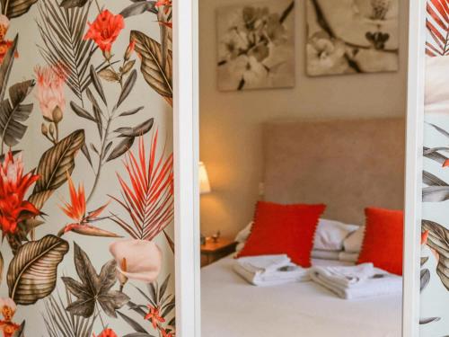 a bedroom with a bed with a floral wallpaper at Gardiner House Hostel in Dublin