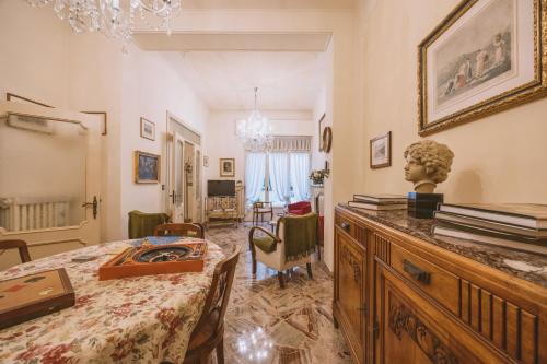 a dining room with a table with a bust on a dresser at CasAdòro in Arezzo