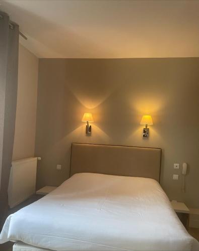 Postel nebo postele na pokoji v ubytování Hôtel Cardinal