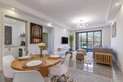 Μια τηλεόραση ή/και κέντρο ψυχαγωγίας στο Dreams in Sunshine Alba by YourHost 1 bedNairobi