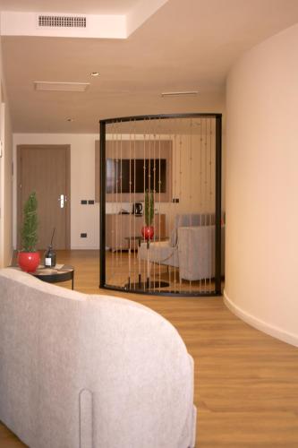 sala de estar con sofá y espejo grande en Hotel Poseidon, en Torre del Greco