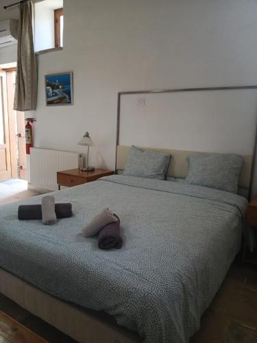Ένα ή περισσότερα κρεβάτια σε δωμάτιο στο Poolside Escape Studio In Skarinou Village with Pool facilities