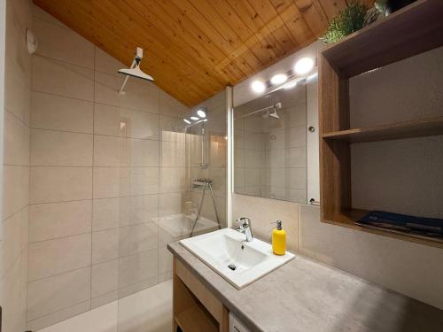 Phòng tắm tại Studio cabine Les Saisies - 4 pers, balcon sud, vue montagne - FR-1-293-117