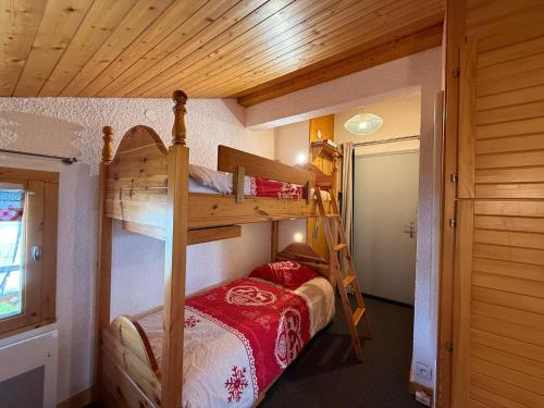 Giường trong phòng chung tại Studio cabine Les Saisies - 4 pers, balcon sud, vue montagne - FR-1-293-117