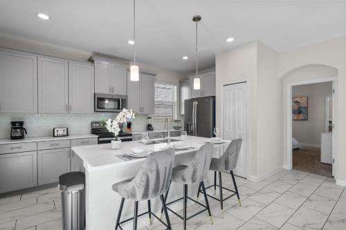 Chic 5Bed Home close to Disney parks photo 17