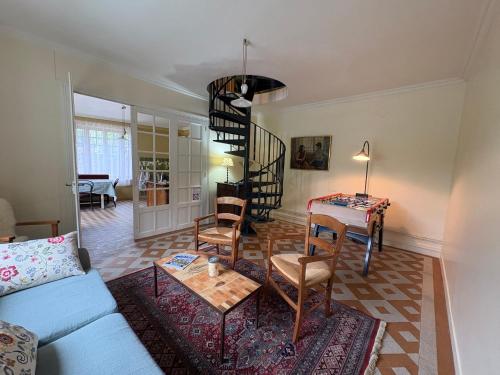 un salon avec un canapé bleu et une table dans l'établissement Maison au cœur des châteaux de la Loire - Les Glycines, à Menars