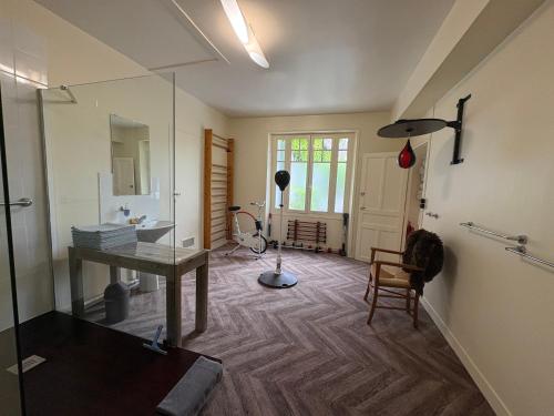 La salle de bains est pourvue d'un bureau et d'un miroir. dans l'établissement Maison au cœur des châteaux de la Loire - Les Glycines, à Menars