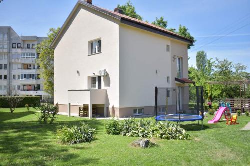 Zona de joacă pentru copii de la Iris Apartments