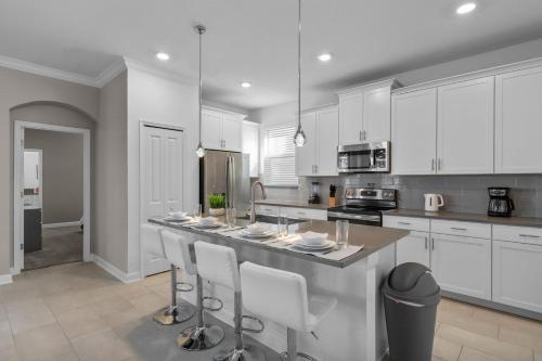 Chic 5Bed Home with Themed Rooms photo 17