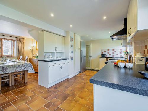Η κουζίνα ή μικρή κουζίνα στο 2 bed in Hadleigh 87956