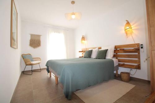 une chambre avec un lit, une chaise et une fenêtre dans l'établissement Gridelaide 24 - A Grimaud dans le Golfe de St Tropez - Villa avec piscine privative à proximité de la plage, à Grimaud