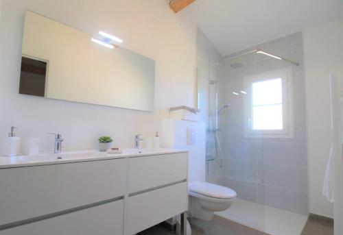 une salle de bain avec un lavabo, des toilettes et une douche dans l'établissement Gridelaide 24 - A Grimaud dans le Golfe de St Tropez - Villa avec piscine privative à proximité de la plage, à Grimaud