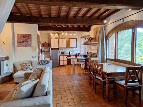 una cucina e un soggiorno con un divano e un tavolo di Casa del Tramonto a Civitella in Val di Chiana