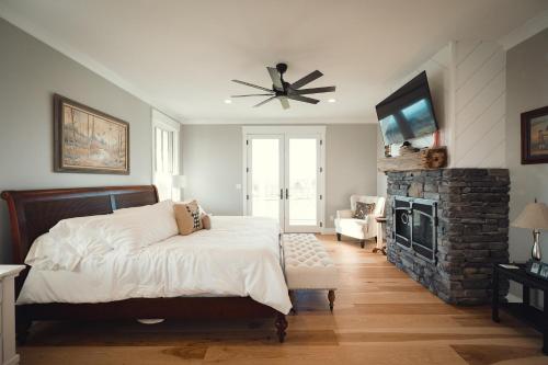 een slaapkamer met een bed en een open haard bij Ann Riley Farmhouse 6BDR on Yuba Vineyards - 8062 in Rapid City