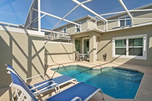 una piscina con sillas y una casa en Spacious 5BR Home with Pool Near Top Attractions, en Kissimmee