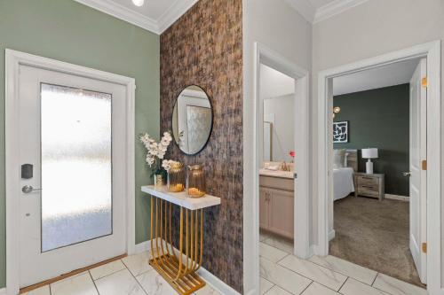 Chic 4BR Home with Mickey & Star Wars Rooms photo 7