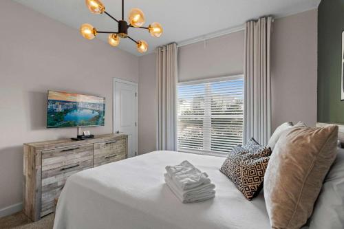 Chic 4BR Home with Mickey & Star Wars Rooms photo 9